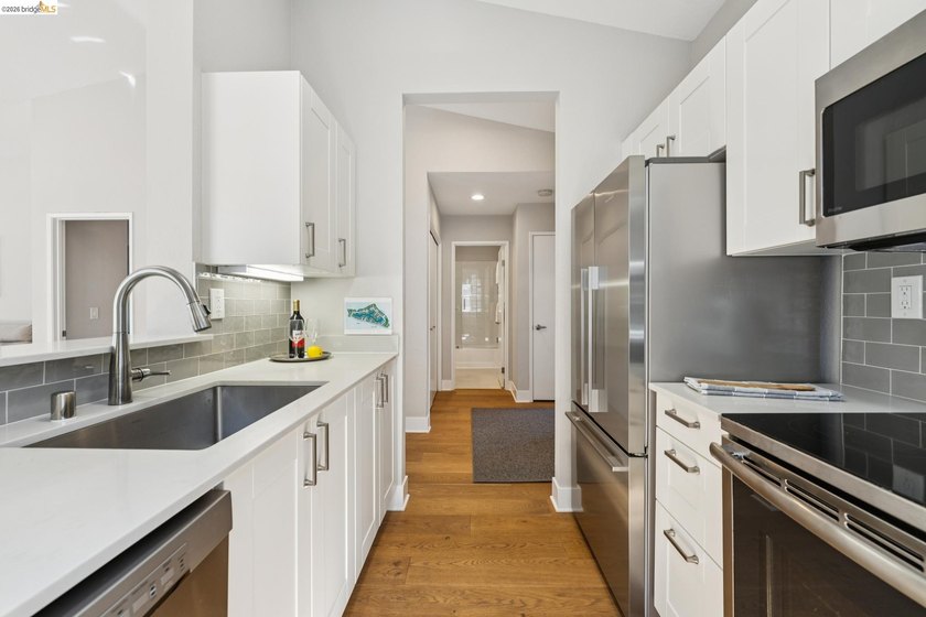 This is one of the largest 2-bedroom, 2-bath upper-level corner - photo 14