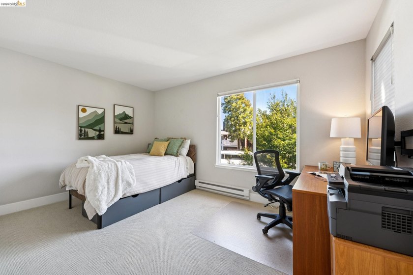 This is one of the largest 2-bedroom, 2-bath upper-level corner - photo 23