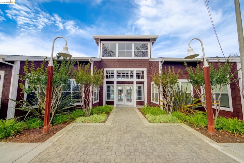 This is one of the largest 2-bedroom, 2-bath upper-level corner - photo 41