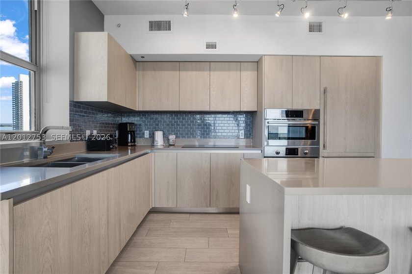 Beach-inspired, high-rise turnkey residence offering a new - photo 11