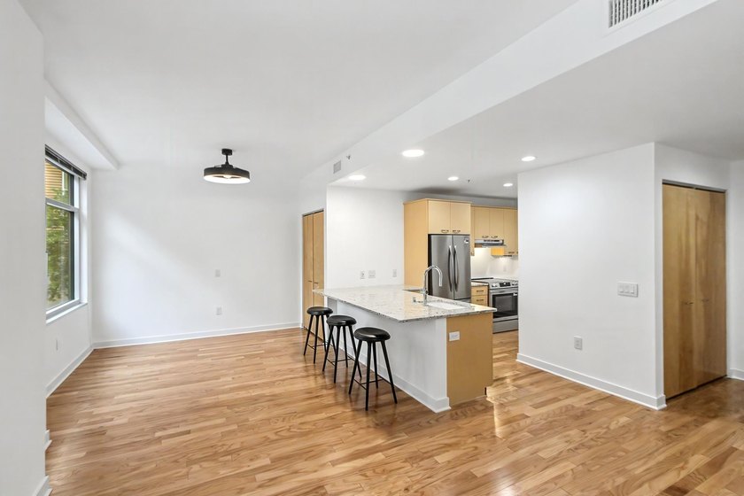 Welcome home to this beautifully updated 1-bedroom, 1-bath - photo 4