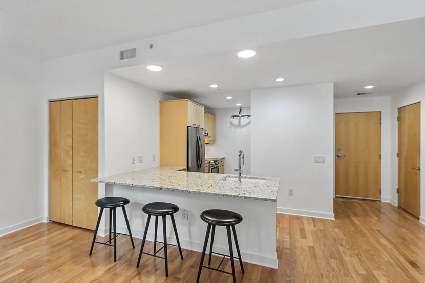 Welcome home to this beautifully updated 1-bedroom, 1-bath - photo 5
