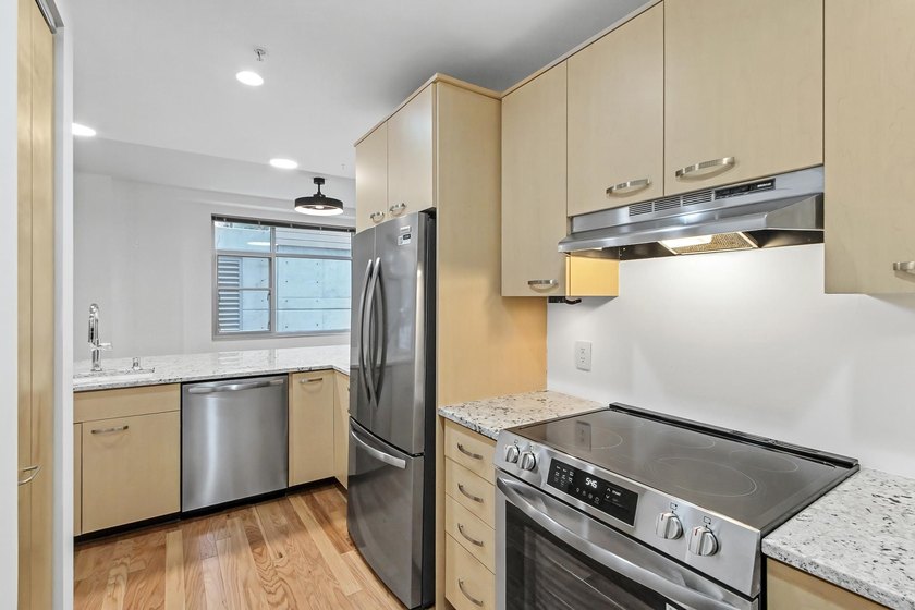 Welcome home to this beautifully updated 1-bedroom, 1-bath - photo 9