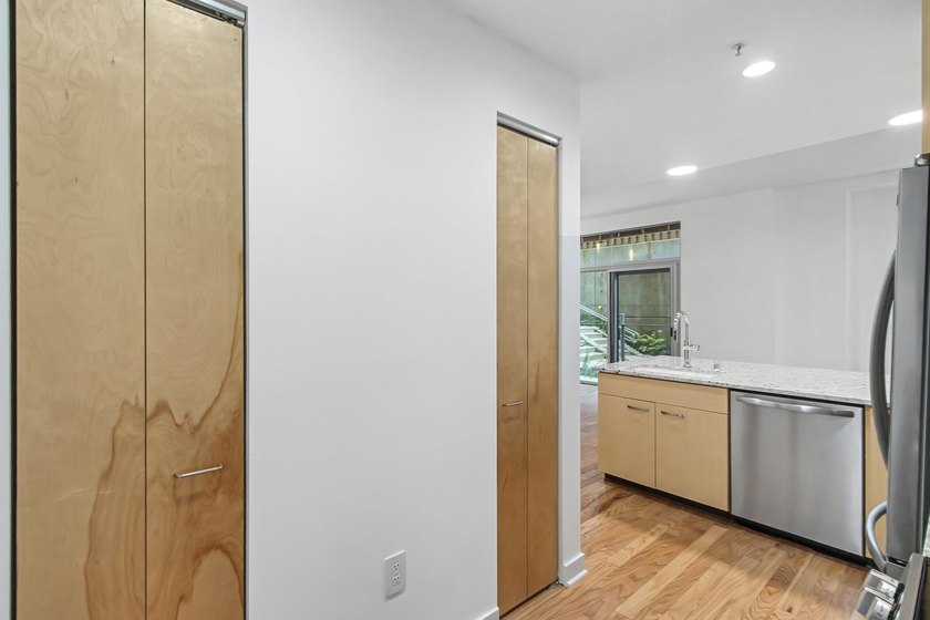 Welcome home to this beautifully updated 1-bedroom, 1-bath - photo 10