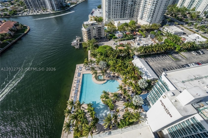 Beach-inspired, high-rise turnkey residence offering a new - photo 41