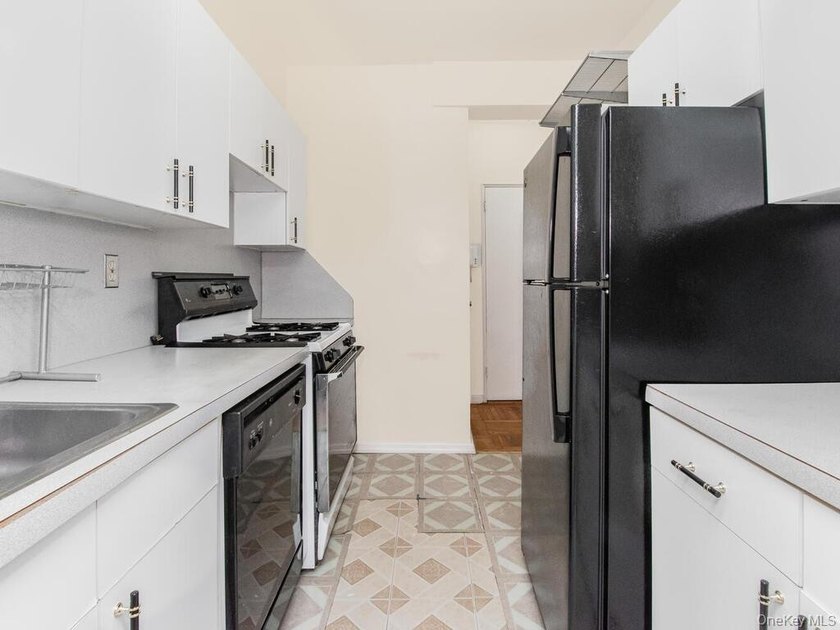 Enjoy living in the best of Central Riverdale with this - photo 3