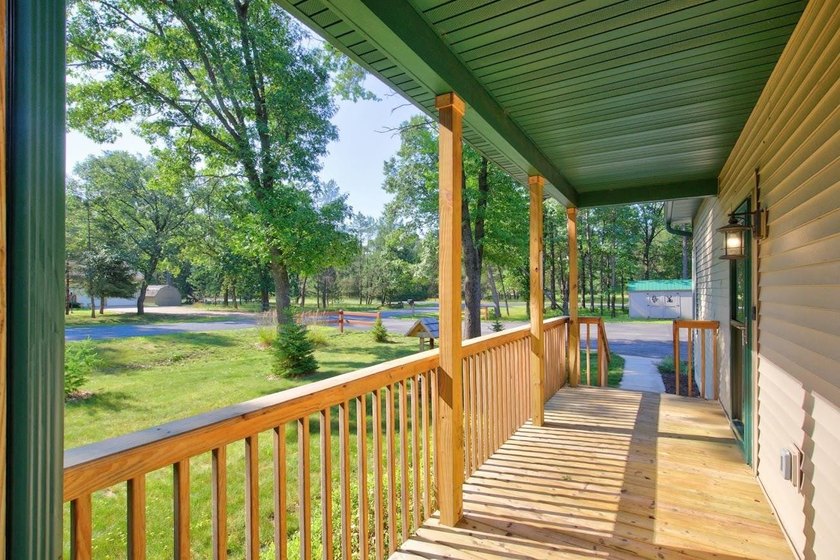 Like new Lake Arrowhead Home! This impeccable cape cod style - photo 3