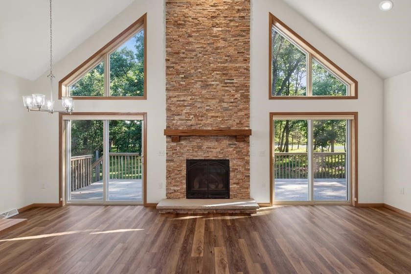 Like new Lake Arrowhead Home! This impeccable cape cod style - photo 5