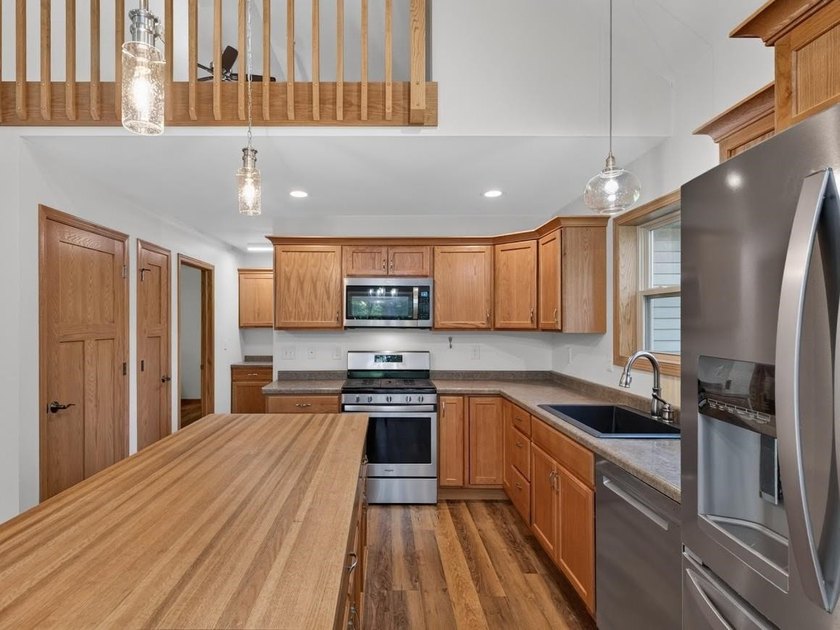 Like new Lake Arrowhead Home! This impeccable cape cod style - photo 8