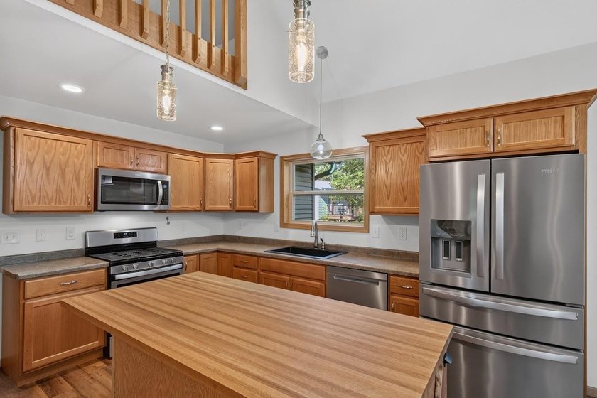 Like new Lake Arrowhead Home! This impeccable cape cod style - photo 10