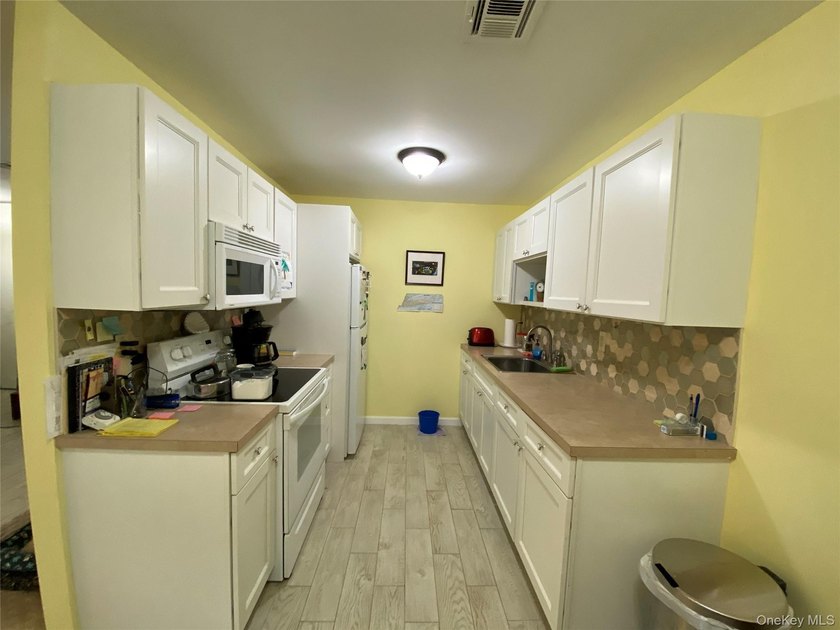 Greenbriar Model Without Garage Bright And Sunny With Enclosed - photo 4
