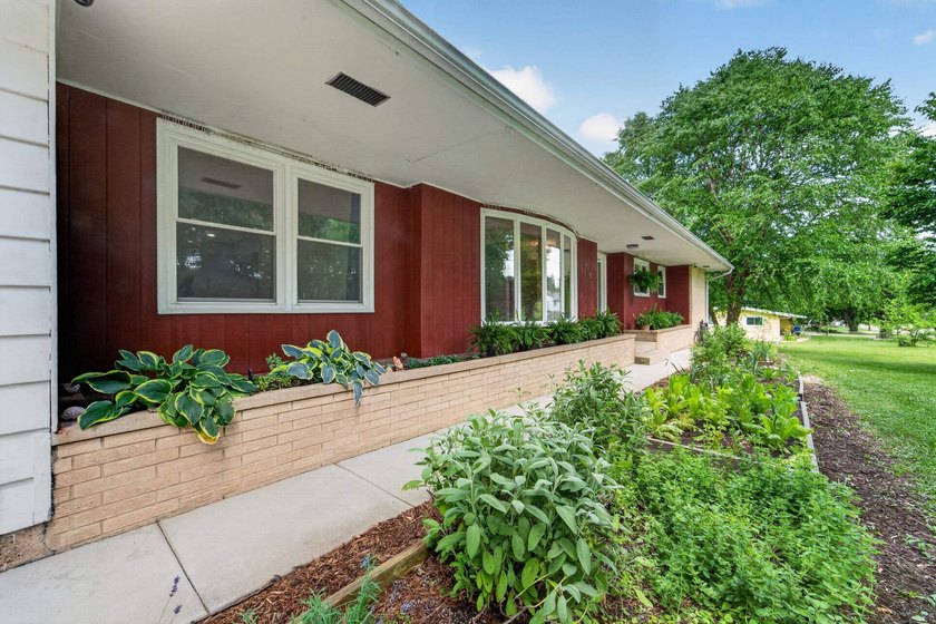 Welcome home to this charming 3-bedroom ranch in the heart of - photo 3