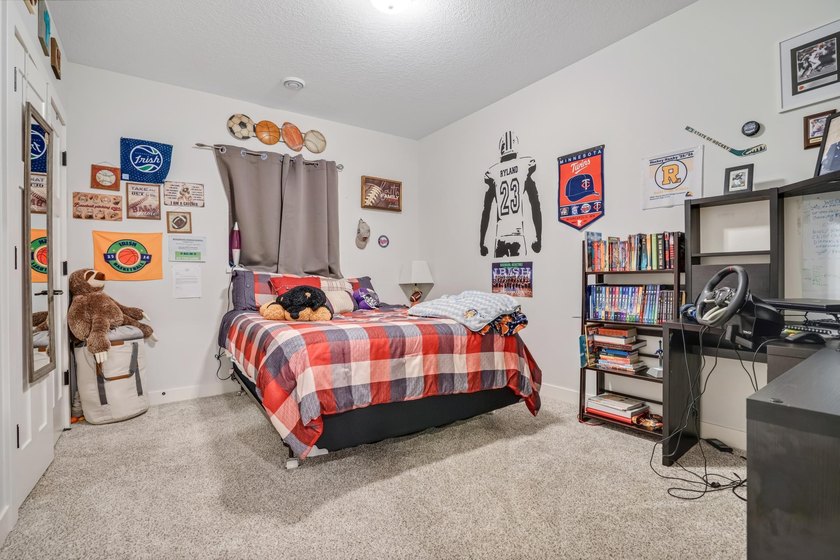 Welcome to this beautifully maintained, move-in ready - photo 14