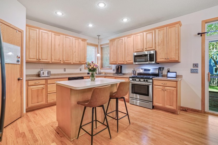 Welcome to this beautifully maintained, move-in ready - photo 15