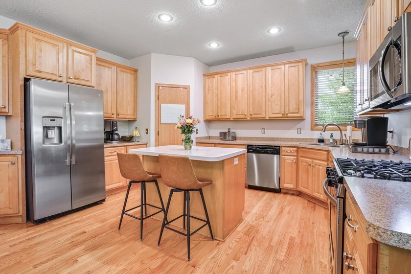 Welcome to this beautifully maintained, move-in ready - photo 16