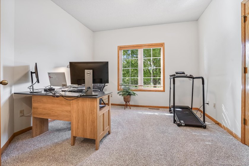 Welcome to this beautifully maintained, move-in ready - photo 18