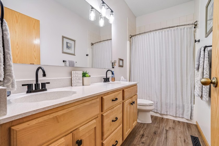 Welcome to this beautifully maintained, move-in ready - photo 22