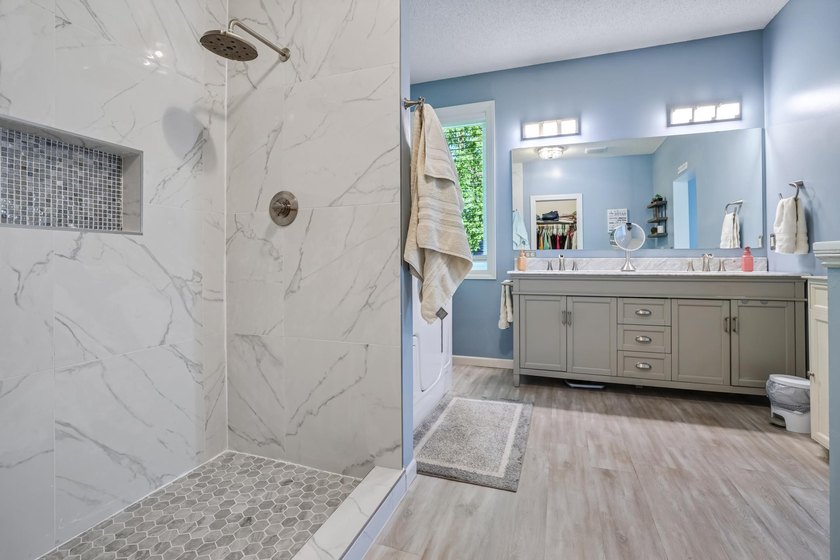 Welcome to this beautifully maintained, move-in ready - photo 23