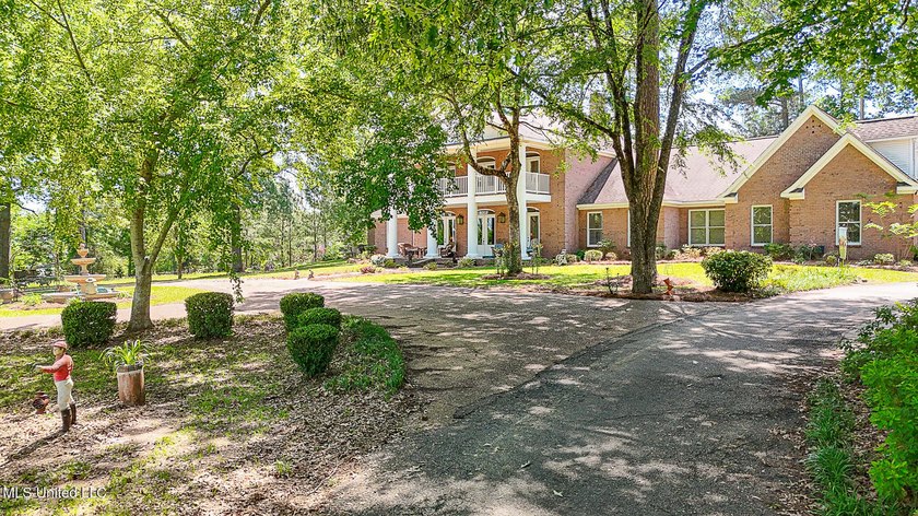 Southern Living! Enter the gated, curving driveway around a - photo 29