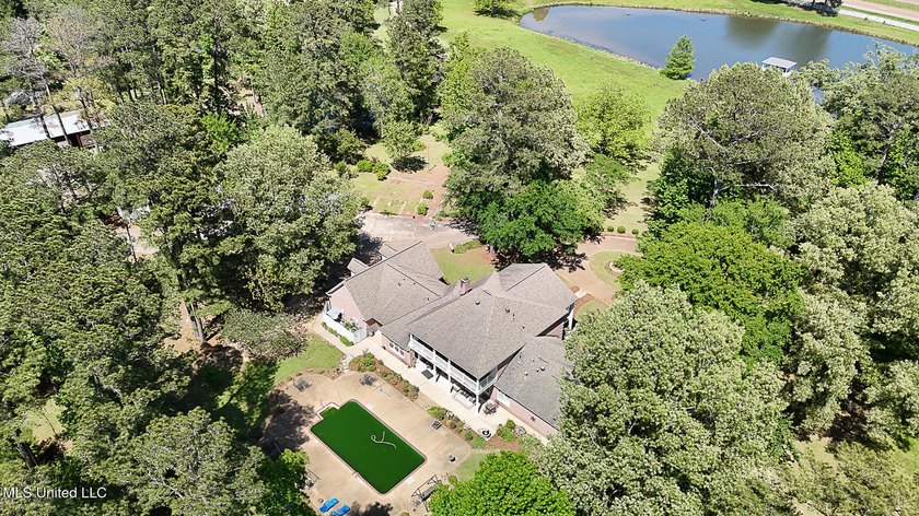 Southern Living! Enter the gated, curving driveway around a - photo 37