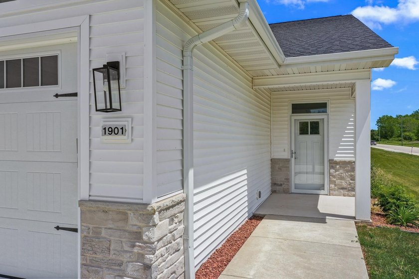 Gorgeous new-build 2BR/2BA zero-entry ranch condominium near - photo 2