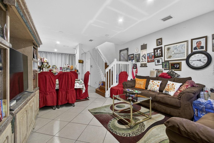 Beautiful 2-story townhome in gated community with resort style - photo 4