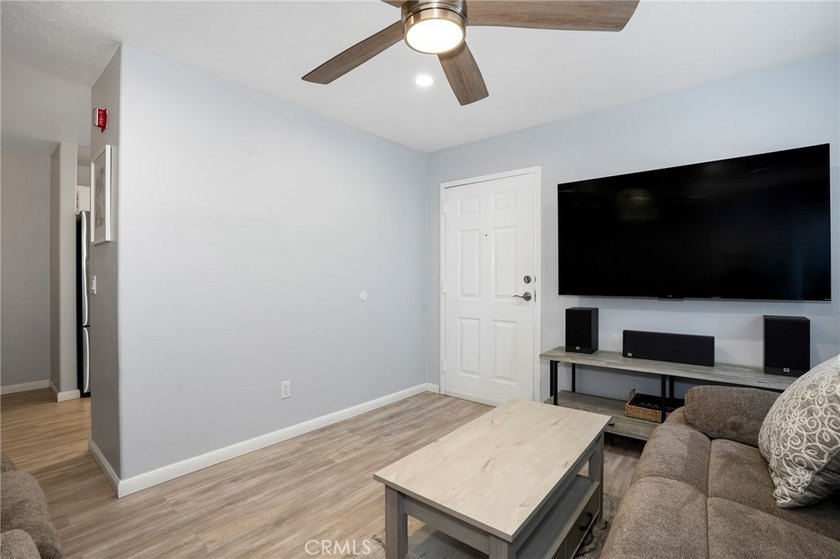 BONUS ROOM + MOVE-IN READY! Welcome to this beautifully updated - photo 5