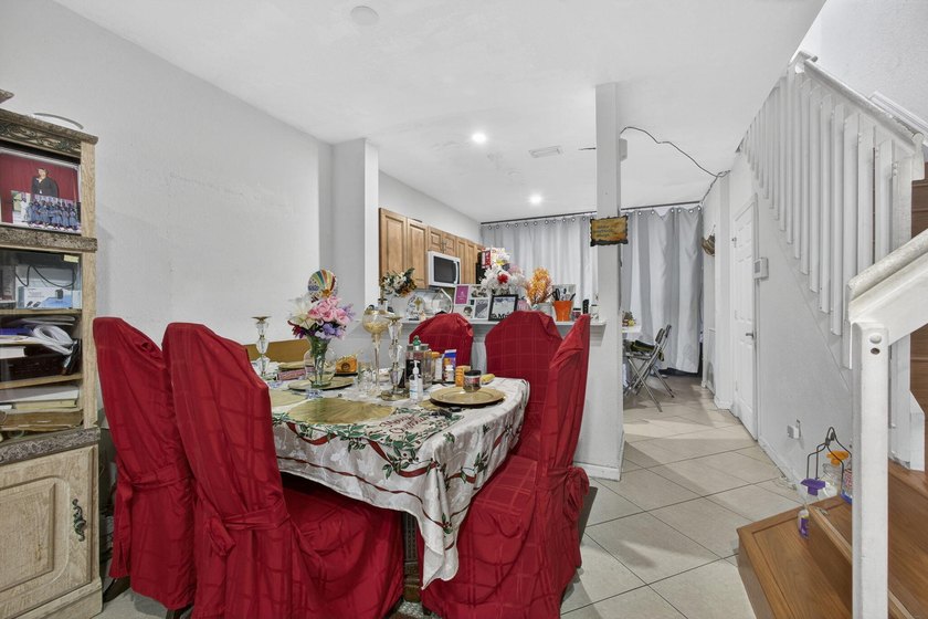 Beautiful 2-story townhome in gated community with resort style - photo 6