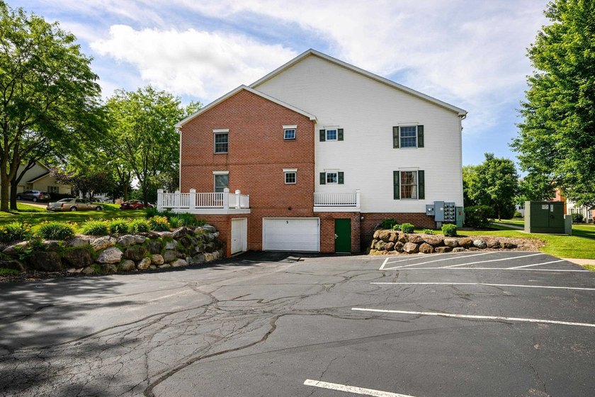 Sophisticated design and effortless living come together in this - photo 4