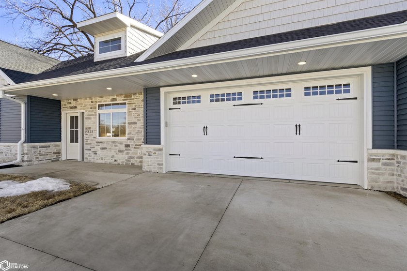 Welcome to Your Dream Home! Discover effortless luxury in this - photo 4