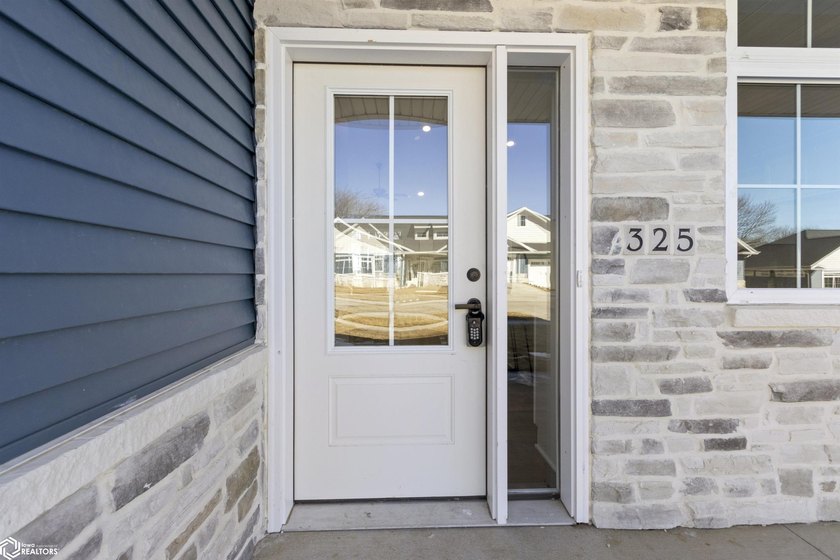 Welcome to Your Dream Home! Discover effortless luxury in this - photo 5