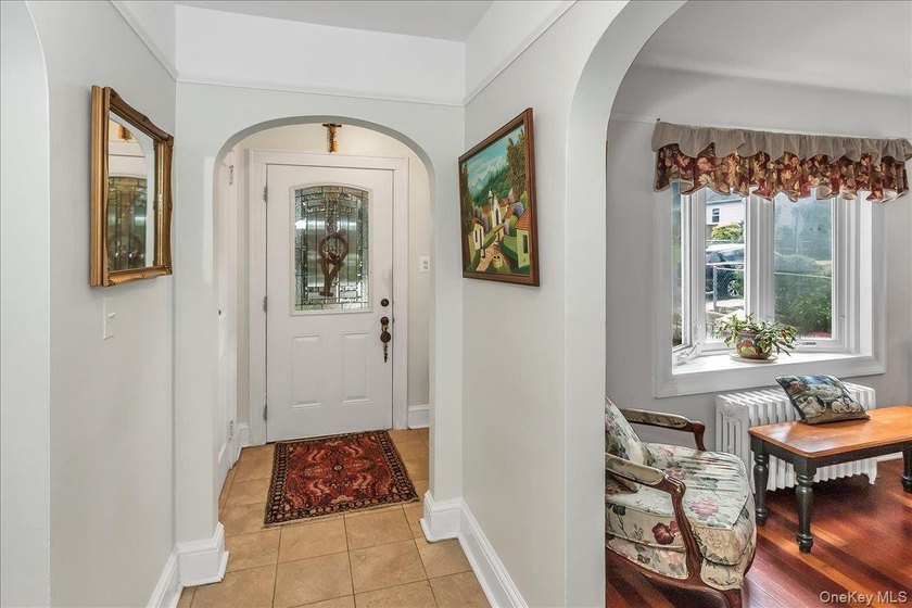 Fantastic opportunity in Great Neck! This beautifully maintained - photo 4