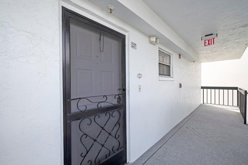 With Lake &amp; Golf views... this corner 3 bdrm, 2 bath condo in - photo 7