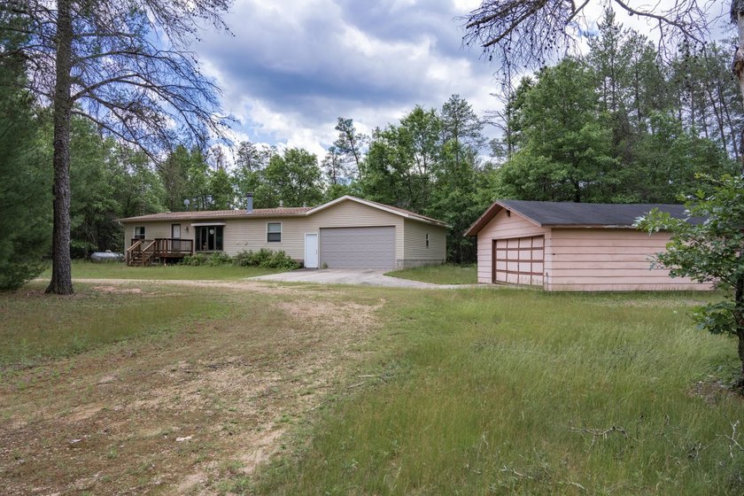Spacious home on 5 private, quiet acres near Castle Rock Lake - photo 2
