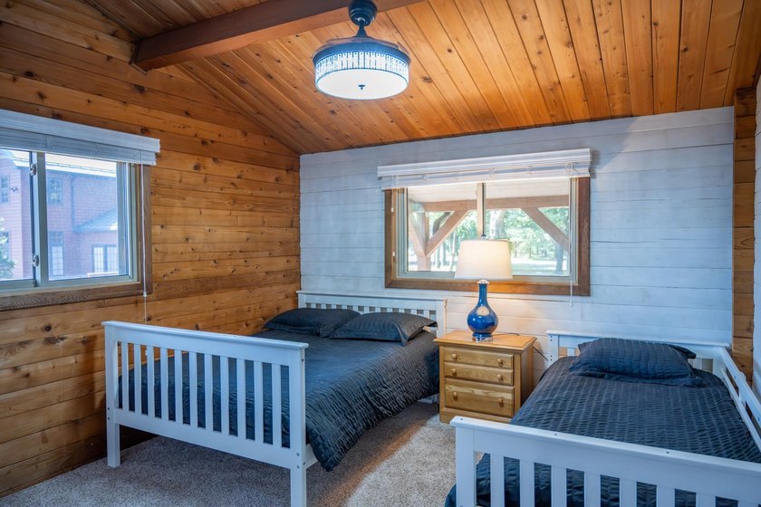 Enjoy 100 feet of owned frontage on Castle Rock Lake with this - photo 6