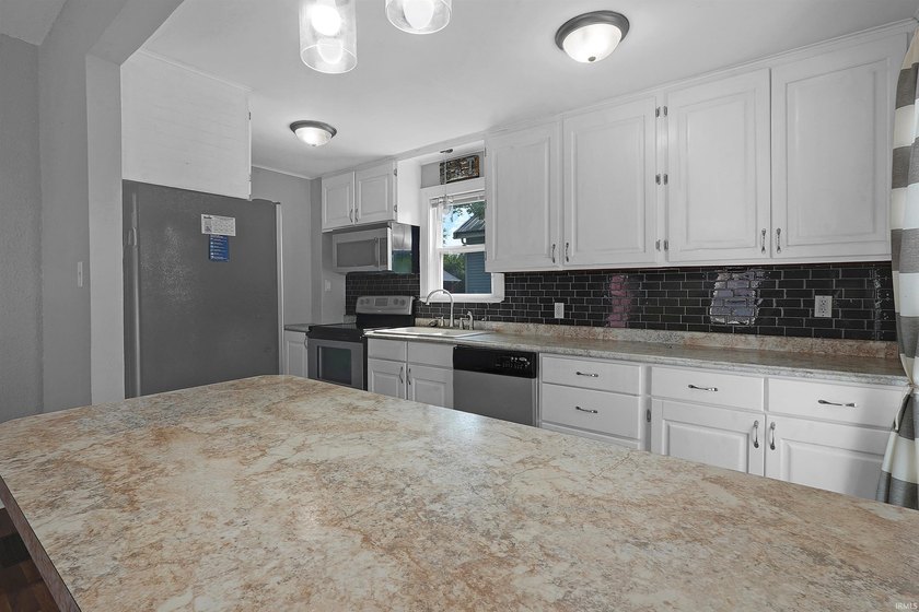 Welcome to this charming 3-bedroom, 2-bath home with a spacious - photo 10