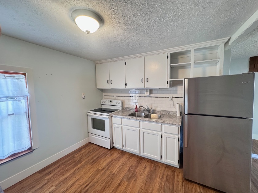 Updated two-level home with awesome indoor-outdoor flow! SOLD - photo 7