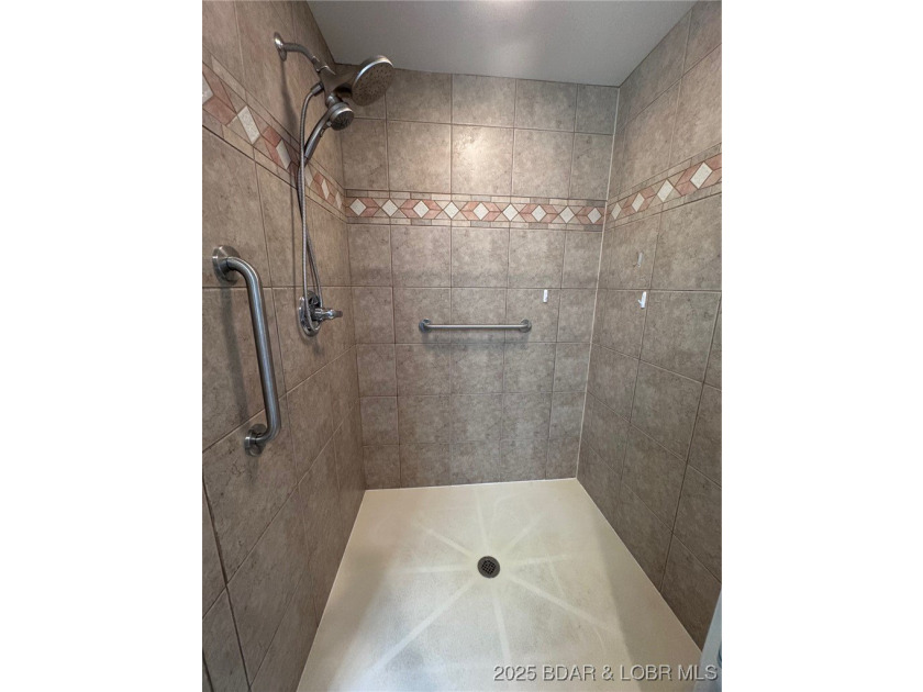 PRIME LOCATION in the heart of Osage Beach! IMPECCABLE - photo 26