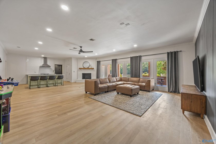 Luxurious lakefront living! You will love every square foot of - photo 31