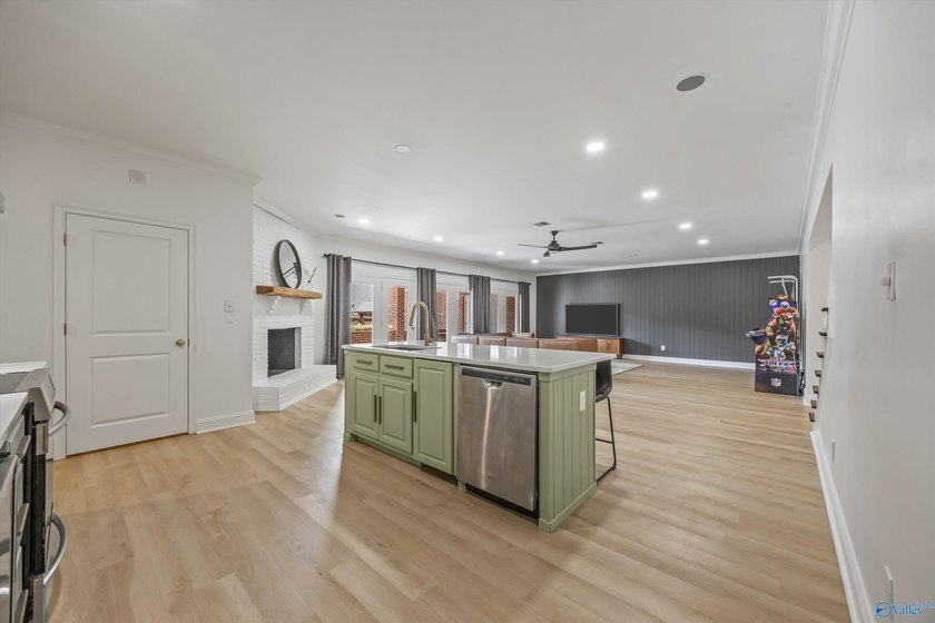 Luxurious lakefront living! You will love every square foot of - photo 32