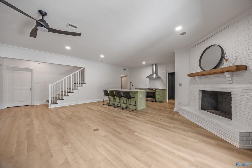 Luxurious lakefront living! You will love every square foot of - photo 33