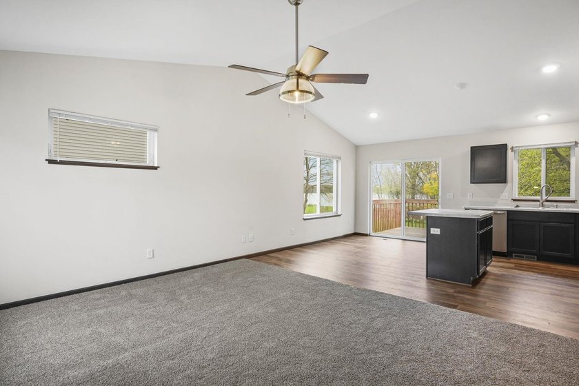 Fantastic investment opportunity featuring 4 ZERO-LOT LINE - photo 9