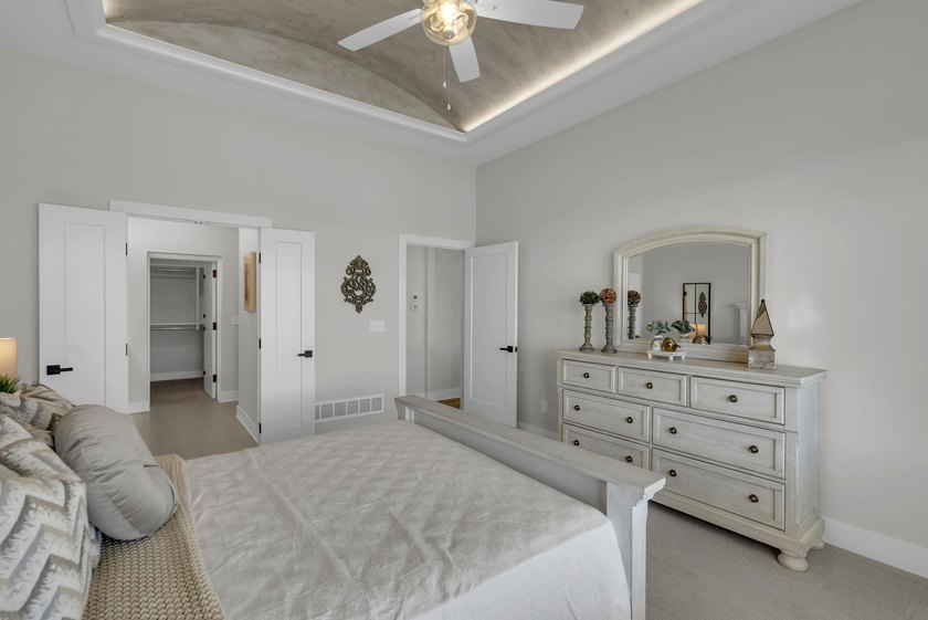 Seller will pay the first two years of HOA dues! This stunning - photo 15