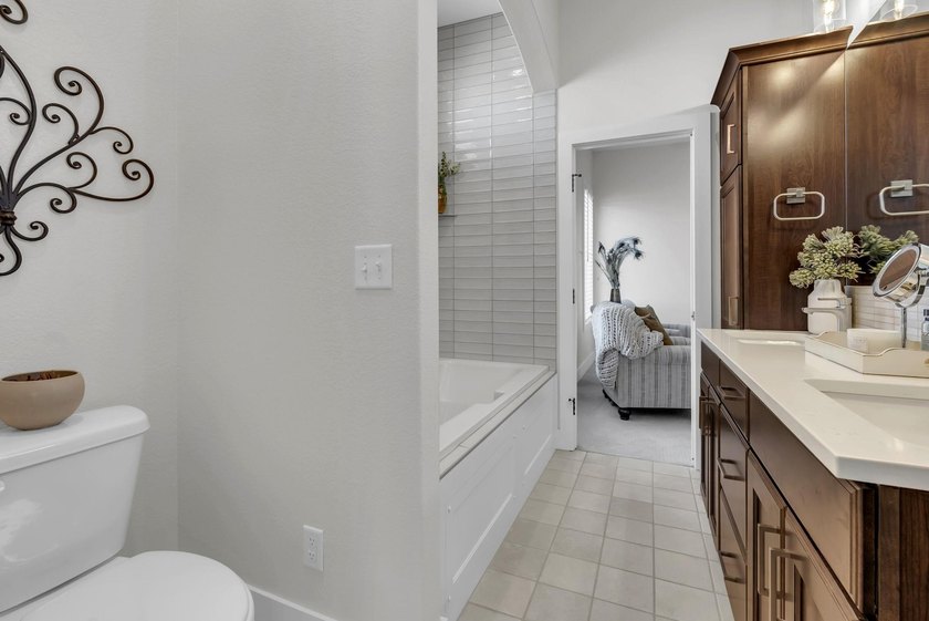 Seller will pay the first two years of HOA dues! This stunning - photo 23