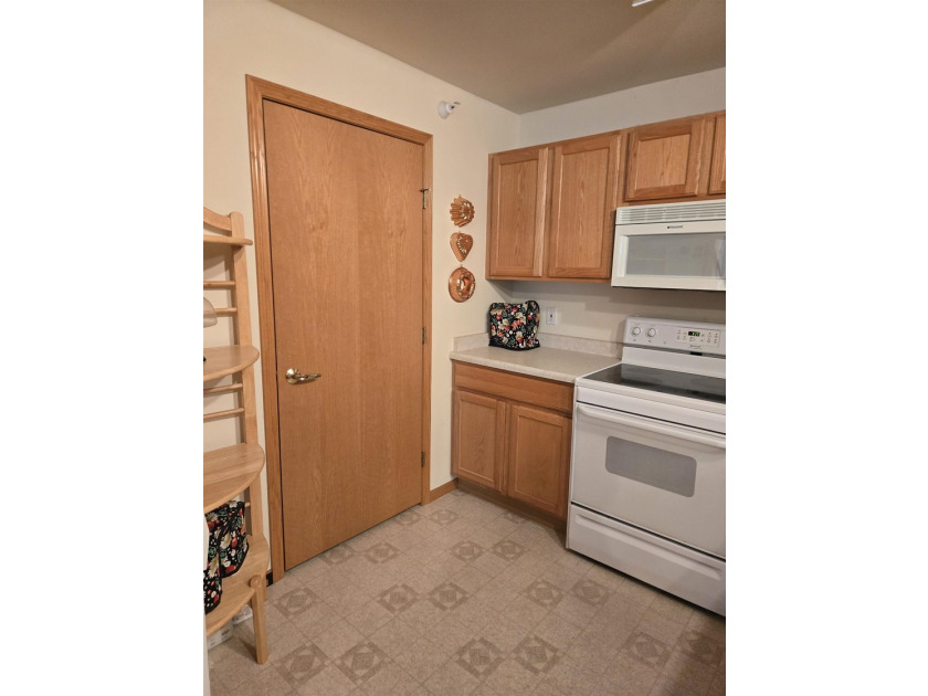Discover your new home in this charming third floor condo - photo 9