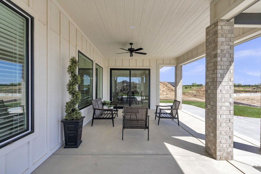 Seller will pay the first two years of HOA dues! This stunning - photo 30