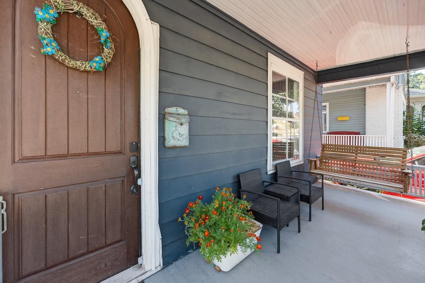 Perfect house in a prime location!! Welcome home to this - photo 3