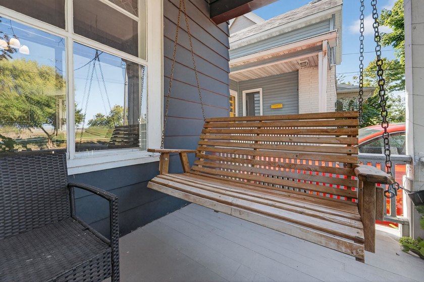 Perfect house in a prime location!! Welcome home to this - photo 4