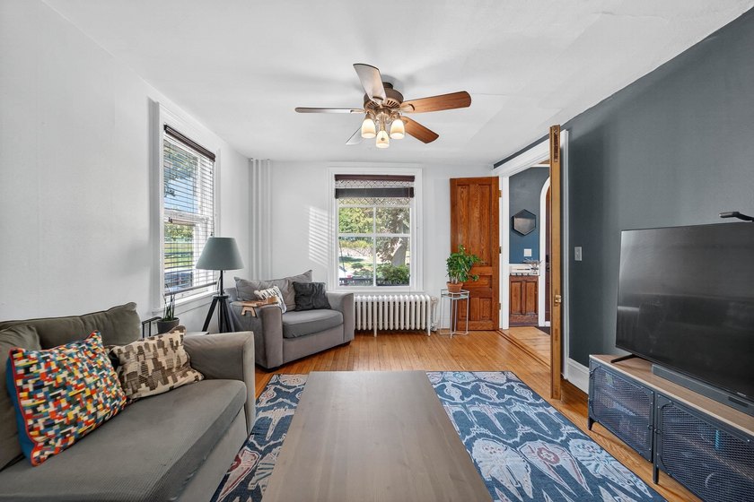 Perfect house in a prime location!! Welcome home to this - photo 6