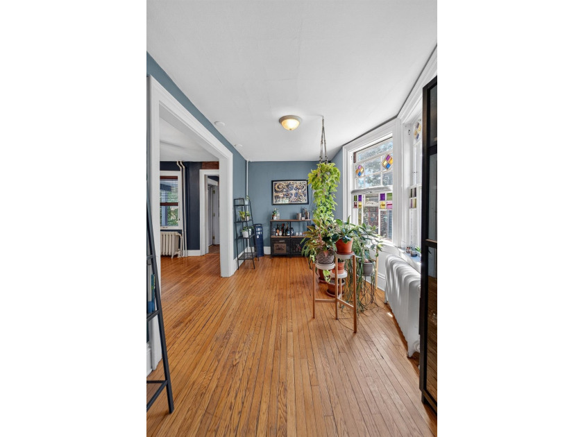 Perfect house in a prime location!! Welcome home to this - photo 10